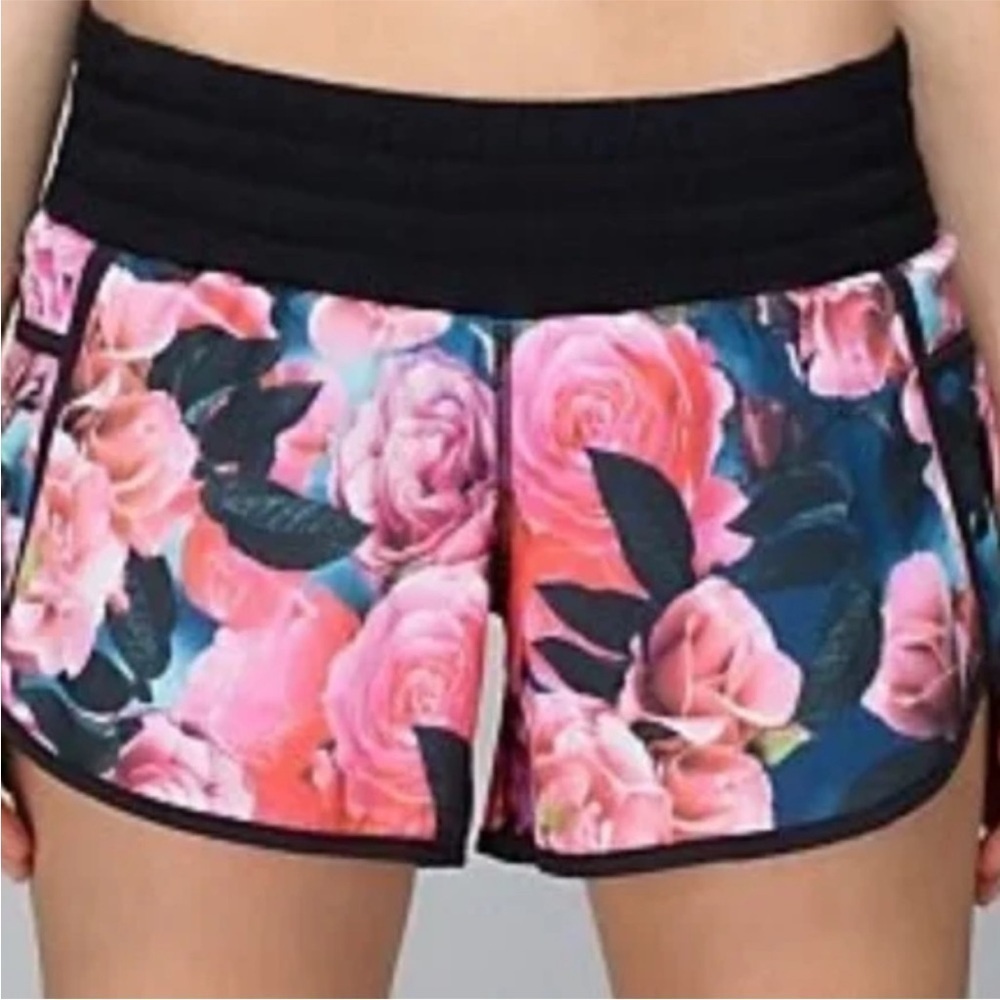 Lululemon Tracker Short II Secret Garden / Black Size 4